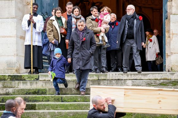 Pia Laborde et Gabrièle Laborde, les filles de C.Laborde, leur père Jimmy, son petit-fils Saul, Thomas Stern, le mari de la défunte - Sortie des obsèques de Catherine Laborde en l’église Saint-Roch à Paris, le 6 février 2025. Décédée le 28 janvier 2025 à l'âge de 73 ans, l'ancienne présentatrice météo de TF1 (1988 - 2017) était atteinte de la maladie neurodégénérative à corps de Lewy. 
© Jacovides - Moreau / Bestimage