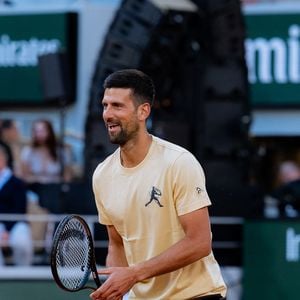 Un symbole fort qui n'a pas été choisi au hasard : le loup est l'animal totem de Djokovic. Un coup de génie artistique qui est naturellement très commenté sur les réseaux sociaux.
Novak Djokovic de Serbie pendant la soirée "Gael & Friends" de la 4ème journée de qualification de Roland-Garros 2026 à Roland Garros le 20 mai 2026 à Paris, France. Pauline Figuet/Sport Press Photo via ZUMA Press/Bestimage