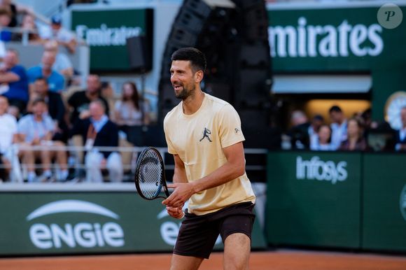 Un symbole fort qui n'a pas été choisi au hasard : le loup est l'animal totem de Djokovic. Un coup de génie artistique qui est naturellement très commenté sur les réseaux sociaux.

Novak Djokovic de Serbie pendant la soirée "Gael & Friends" de la 4ème journée de qualification de Roland-Garros 2026 à Roland Garros le 20 mai 2026 à Paris, France. Pauline Figuet/Sport Press Photo via ZUMA Press/Bestimage