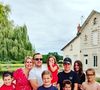 Mélanie et Franck Gonzalez sont à la tête d'une fratrie de neuf enfants dans "Familles nombreuses, la vie en XXL".

La famille Gonzalez posant devant l'ancien moulin qu'ils avaient acheté et qu'ils ont revendu