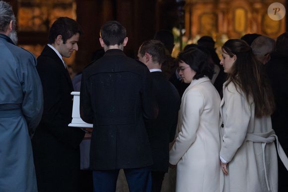 Il a été accueilli par sa famille à l'entrée de la basilique

Le cercueil blanc d'Emile arrivant à la basilique Sainte-Marie-Madeleine de Saint-Maximin-la-Sainte-Baume le 8 février 2025. Il a ensuite été porté par ses parents Marie et Colomban Soleil, son parrain et sa marraine. Photo par Shootpix/ABACAPRESS.COM