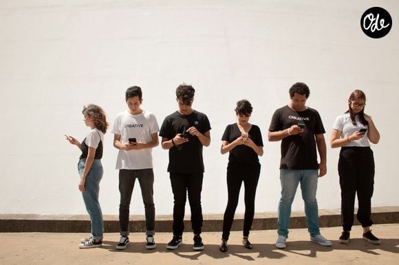 Il donne l'impression que le téléphone vibre sans notification.

Photo prise par Creative Christians / Unsplash