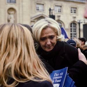 Des confidences en toute franchise pour celle qui doit désormais faire le deuil de son père et mentor politique.
La députée française et présidente du groupe parlementaire d'extrême droite du Rassemblement national, Marine Le Pen, lors de la cérémonie religieuse en l'honneur de son père Jean-Marie Le Pen, patriarche et cofondateur du Front national, le jeudi 16 janvier 2025, à Paris, France. Photo by Olivia Bonnamour/Middle East Images/ABACAPRESS.COM