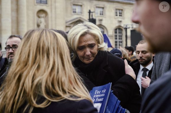 Des confidences en toute franchise pour celle qui doit désormais faire le deuil de son père et mentor politique.
La députée française et présidente du groupe parlementaire d'extrême droite du Rassemblement national, Marine Le Pen, lors de la cérémonie religieuse en l'honneur de son père Jean-Marie Le Pen, patriarche et cofondateur du Front national, le jeudi 16 janvier 2025, à Paris, France. Photo by Olivia Bonnamour/Middle East Images/ABACAPRESS.COM
