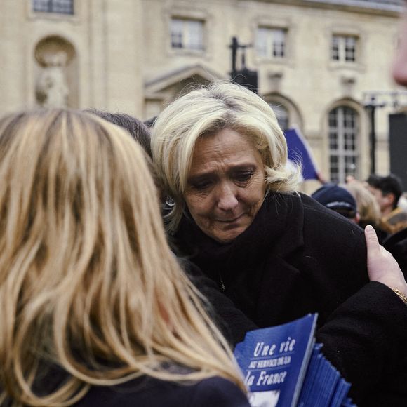 Des confidences en toute franchise pour celle qui doit désormais faire le deuil de son père et mentor politique.
La députée française et présidente du groupe parlementaire d'extrême droite du Rassemblement national, Marine Le Pen, lors de la cérémonie religieuse en l'honneur de son père Jean-Marie Le Pen, patriarche et cofondateur du Front national, le jeudi 16 janvier 2025, à Paris, France. Photo by Olivia Bonnamour/Middle East Images/ABACAPRESS.COM