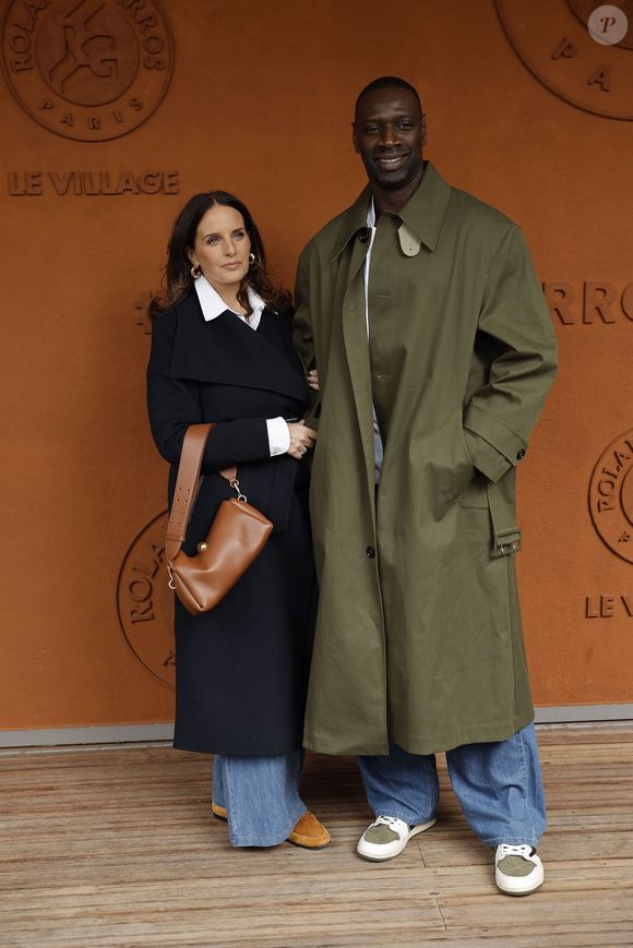 L'environnement totalement anglophone fait en effet perdre très rapidement la maîtrise de la langue maternelle.

Omar Sy et sa femme Hélène lors des Internationaux de France de Tennis de Roland Garros 2025, à Paris, France, le 7 juin 2025.

© Cyril Moreau / Bestimage