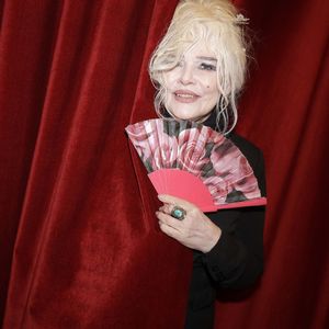 Lorsqu’elle rejoint l’émission en tant que professeure de chant, la production lui propose de revoir son apparence avec l’aide de stylistes et de coiffeurs. 

Armande Altai lors de la représentation du spectacle "Josephine Baker – Le Musical" à Bobino, Paris le 6 juin 2025.

© Cédric Perrin / Bestimage