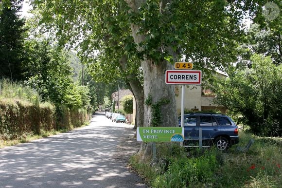 En effet, le duo avait acheté un domaine viticole dans la commune de Correns, dans le Sud de la France...

Illustration de Correns, dans le sud de la France, où Brad Pitt et Angelina Jolie avaient acheté ensemble le château Miraval. Photo Abaca
