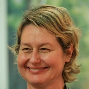 Luana Belmondo lors des Journées du livre et du vin à Saumur (Maine et Loire) le 6 avril 2025. © Laeticia Notariani/Bestimage