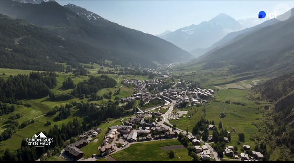 L'imitateur possède un chalet dans le petit village de Lanslebourg.

Laurent Gerra présente ses coins préférés de Savoie dans l'émission Chroniques d'en haut de France TV le 12 novembre 2025. Capture d'écran/France TV