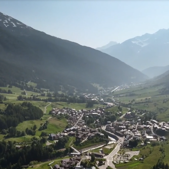 L'imitateur possède un chalet dans le petit village de Lanslebourg.

Laurent Gerra présente ses coins préférés de Savoie dans l'émission Chroniques d'en haut de France TV le 12 novembre 2025. Capture d'écran/France TV
