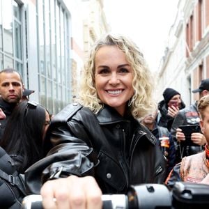Laeticia Hallyday rencontre les bikers venus rendre hommage au chanteur lors de l'inauguration d'une plaque commémorative en hommage à Johnny Hallyday devant l'immeuble où le chanteur français a grandi dans le 9ème arrondissement de Paris, France, le 22 décembre 2023. Décédé en 2017, Johnny Hallyday fut pendant un demi-siècle l’incarnation du rock à la française. D’origine belge et né sous le nom de Jean-Philippe Smet, il naquit et passa une très grande partie de sa vie à Paris. Fière de cet héritage musical qu’il lui laissa, la Ville de Paris avait entrepris un premier hommage à l’artiste en donnant le nom de Johnny Hallyday à l’esplanade situé devant la salle de spectacle qu’il avait tant fait vibrer par le passé. Dans la continuité de ce premier hommage, la ville de Paris a souhaité à nouveau honorer la mémoire de ce natif de la capitale et une plaque commémorative est dévoilée devant l’immeuble dans lequel il grandit au 13 rue de la Tour des Dames dans le 9ème arrondissement. © Dominique Jacovides/Bestimage