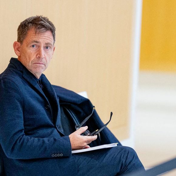 En cause ? Les propos incriminés portant sur la blessure de Karim Benzema avant le Mondial 2022, que Daniel Riolo avait qualifiée de mensonge

Daniel Riolo - Arrivées au tribunal correctionnel de Paris en marge du procès en diffamation entre Didier Deschamps et Daniel Riolo. Le procès en diffamation opposant Didier Deschamps à Daniel Riolo s’est ouvert le 20 novembre 2025 devant la XVIIe chambre du tribunal correctionnel de Paris. © Pierre Perusseau/Bestimage