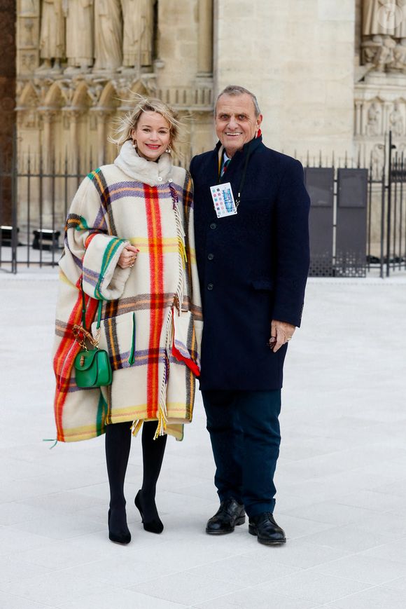 Exclusif - Jean-Charles de Castelbajac, créateur des paramentiques des religieux de la cathédrale, et sa femme Pauline de Drouas - Emission "Notre-Dame la réouverture" sur France 2 pour la cérémonie de réouverture de la cathédrale Notre-Dame de Paris, le 7 décembre 2024. Joyau de l'art gothique, lieu de culte et de culture, symbole universel de la France et de son histoire, la cathédrale de Notre-Dame de Paris rouvre ses portes les 7 et 8 décembre, cinq ans après le terrible incendie qui l'avait ravagée le 15 avril 2019.
© Christophe Clovis / Cyril Moreau / Bestimage