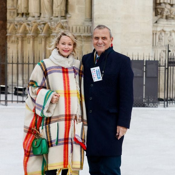 Exclusif - Jean-Charles de Castelbajac, créateur des paramentiques des religieux de la cathédrale, et sa femme Pauline de Drouas - Emission "Notre-Dame la réouverture" sur France 2 pour la cérémonie de réouverture de la cathédrale Notre-Dame de Paris, le 7 décembre 2024. Joyau de l'art gothique, lieu de culte et de culture, symbole universel de la France et de son histoire, la cathédrale de Notre-Dame de Paris rouvre ses portes les 7 et 8 décembre, cinq ans après le terrible incendie qui l'avait ravagée le 15 avril 2019.
© Christophe Clovis / Cyril Moreau / Bestimage
