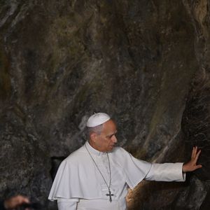 Le pape Leon XIV en visite à la Grotte de Massabielle pour un temps de prière lors de son voyage à Lourdes, le 26 septembre 2026.(Credit Image: © Alessia Giuliani/IPA via ZUMA Press / Bestimage)