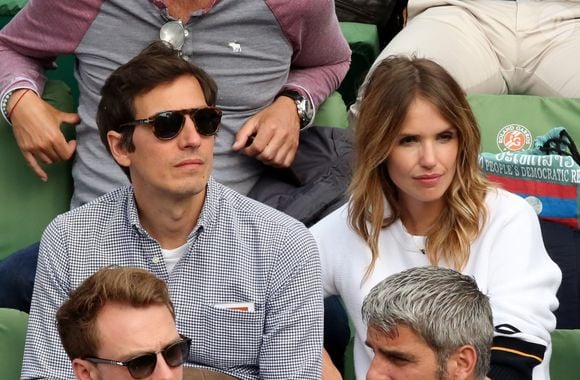 Laurence Arné et son compagnon dans les tribunes des internationaux de tennis de Roland Garros le 26 mai 2016. © Dominique Jacovides / Bestimage
