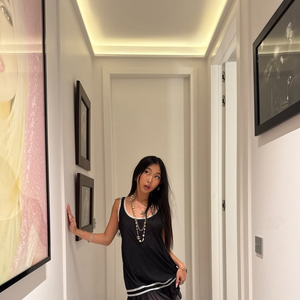 "Joyeux 1 an ma belle copine. Je t’aime pour toujours. Je t’aime bébé", a-t-il écrit dans un texte mi-anglais, mi-français en référence aux origines de sa partenaire.

Capture d'écran du compte Instagram de Jade Hallyday