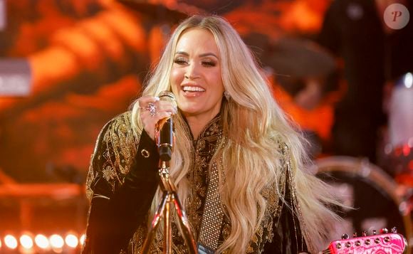 La chanteuse de musique country Carrie Underwood se produit à Times Square lors du réveillon du Nouvel An, le mardi 31 décembre 2024, à New York. On estime qu'un million de personnes sont rassemblées sur Times Square et que plus d'un milliard regarderont dans le monde entier la traditionnelle boule de cristal Waterford qui tombera en 2025. Photo by John Angelillo/UPI/ABACAPRESS.COM