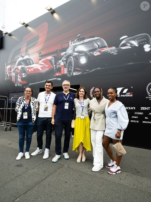 Nathalie Péchalat, célèbre patineuse artistique, était au rendez-vous avec un petit pull gris et une sublime robe jaune dévoilant la fin de ses jolies jambes.

Clarisse Agbegnenou et  Nathalie Péchalat à la 93e édition des 24H du Mans le 14 juin 2025 © Instagram
