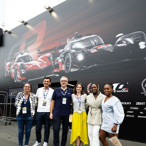 Nathalie Péchalat, célèbre patineuse artistique, était au rendez-vous avec un petit pull gris et une sublime robe jaune dévoilant la fin de ses jolies jambes.

Clarisse Agbegnenou et  Nathalie Péchalat à la 93e édition des 24H du Mans le 14 juin 2025 © Instagram