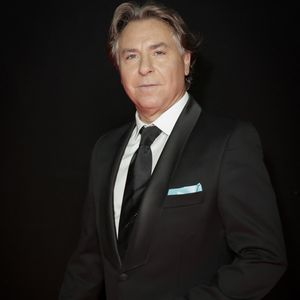 Vaste salle à manger, imposante table en bois, cheminée ouvragée, grands rideaux fleuris et mobilier classique composaient cet intérieur.

Roberto Alagna - Backstage - Enregistrement de l'émission "300 Choeurs chantent pour les fêtes" à Paris, diffusée le 23 décembre sur France 3. © Jack Tribeca / Bestimage