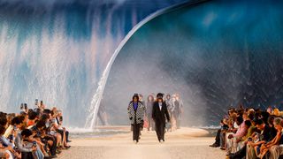 LVMH se défend après le défilé de Pharrell Williams et revient sur la vague géante en pleine canicule : "Nous tenons à rappeler certains faits"
