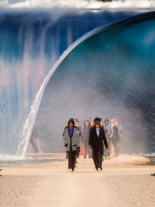 LVMH se défend après le défilé de Pharrell Williams et revient sur la vague géante en pleine canicule : "Nous tenons à rappeler certains faits"
