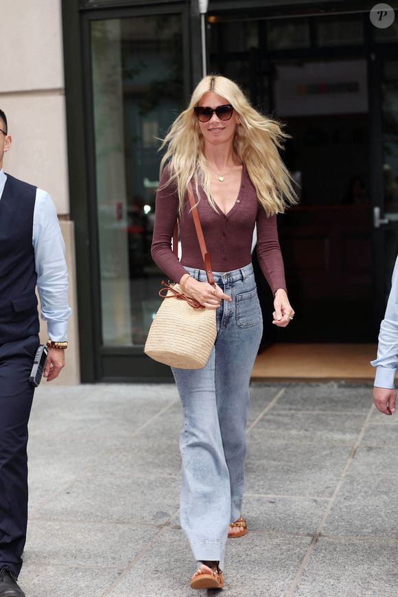 08/30/2024 Claudia Schiffer a été aperçue en train de sortir à New York. Le mannequin allemand de 54 ans affichait un large sourire en saluant ses fans, vêtue d’un haut bordeaux, d’un jean, de talons cloutés et portant un sac seau en paille. Claudia était accompagnée de sa fille mannequin, Clementine Poppy De Vere Drummond.

Photo : The ImageDirect / Bestimage