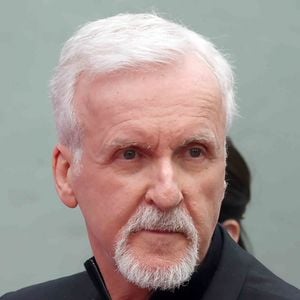 James Cameron a décidé de quitter les États-Unis pour s’installer en Nouvelle-Zélande.

James Cameron lors de cérémonie de pose d'empreintes de mains et de pieds de J. Cameron et J. Landau, au TCL Chinese Theater à Los Angeles. Photo par WALTER / BESTIMAGE