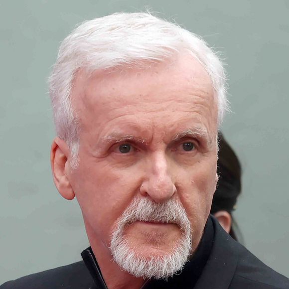 James Cameron a décidé de quitter les États-Unis pour s’installer en Nouvelle-Zélande.

James Cameron lors de cérémonie de pose d'empreintes de mains et de pieds de J. Cameron et J. Landau, au TCL Chinese Theater à Los Angeles. Photo par WALTER / BESTIMAGE