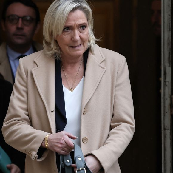 Marine Le Pen (présidente du groupe RN à l'Assemblée nationale) arrive à l'hôtel Matignon pour une réunion avec le Premier ministre M. Barnier et les responsables politiques des oppositions. Paris, le 25 novembre 2024.
© Stéphane Lemouton/Bestimage