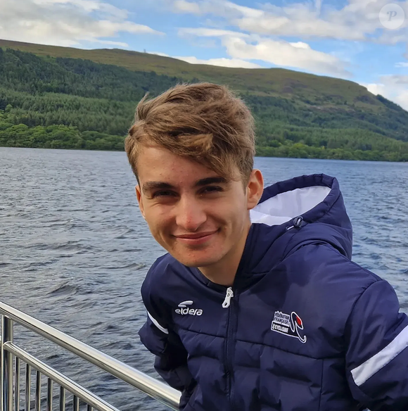 De l'avis de ceux qui le côtoient, le jeune champion a su garder la tête sur les épaules...

Paul Seixas, le jeune espoir du cyclisme français est soutenu par ses parents Emmanuel et Emmanuelle.