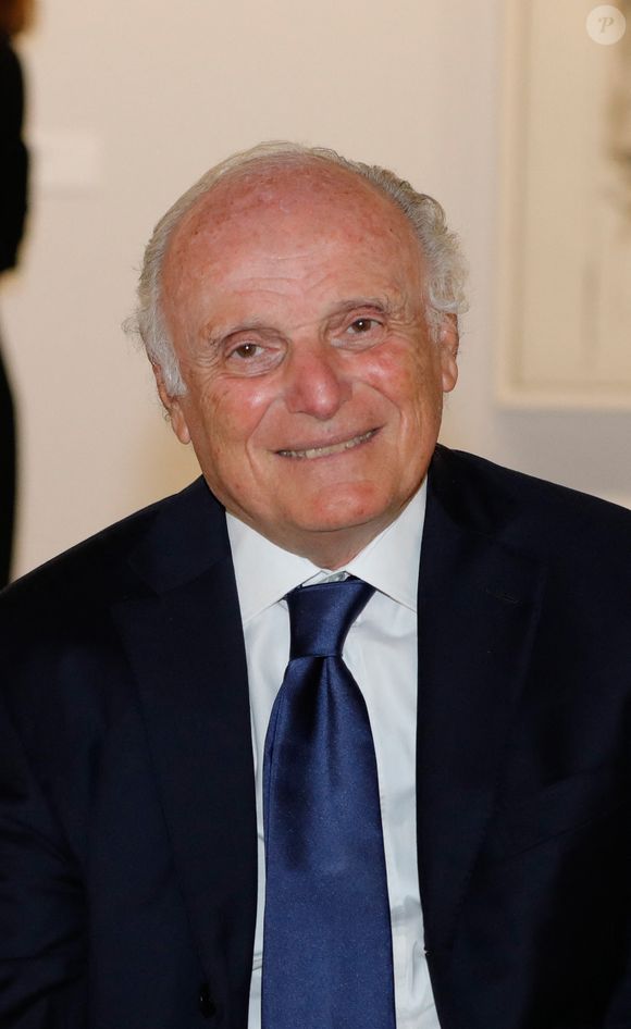 Estimée à plus de 20 millions d'euros, cette œuvre avait en réalité été spoliée par les nazis à un galeriste juif.

David Nahmad lors de la visite de l'exposition rétrospective Alberto Giacometti au Grimaldi Forum à Monaco le 1er juillet 2021.
Cette exposition présentera
non seulement le sculpteur &
