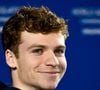 Cet incident est survenu à peine vingt-quatre heures après que le nageur a marqué l'histoire du sport français en remportant quatre titres olympiques individuels.

Léon Marchand sur le podium après sa victoire du 200m 4 nages au 22ème Championnat du monde de Natation à Singapour, le 31 juillet 2025.

© Inside/Psnewz/Bestimage