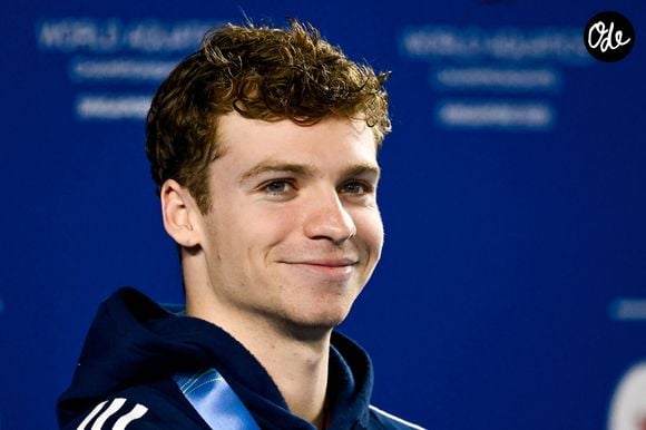 Cet incident est survenu à peine vingt-quatre heures après que le nageur a marqué l'histoire du sport français en remportant quatre titres olympiques individuels.

Léon Marchand sur le podium après sa victoire du 200m 4 nages au 22ème Championnat du monde de Natation à Singapour, le 31 juillet 2025.

© Inside/Psnewz/Bestimage
