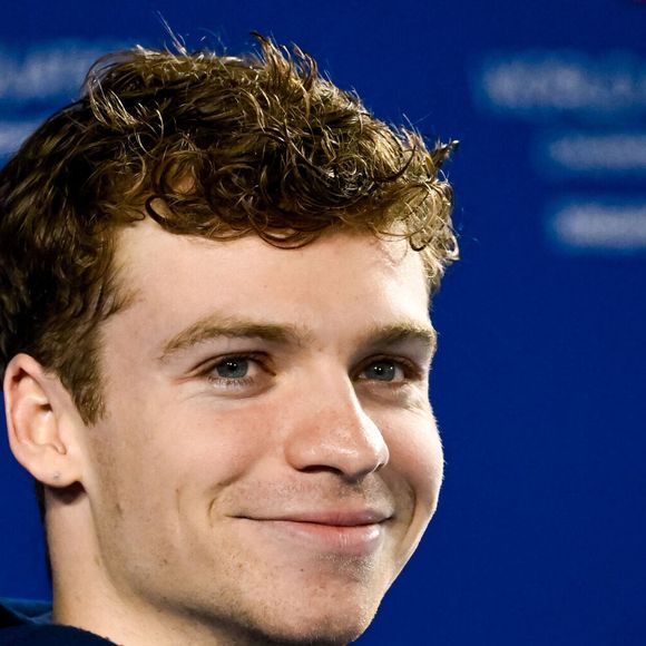 Cet incident est survenu à peine vingt-quatre heures après que le nageur a marqué l'histoire du sport français en remportant quatre titres olympiques individuels.

Léon Marchand sur le podium après sa victoire du 200m 4 nages au 22ème Championnat du monde de Natation à Singapour, le 31 juillet 2025.

© Inside/Psnewz/Bestimage