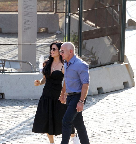 Jeff Bezos et sa compagne Lauren Sanchez vont visiter le Colisée à Rome puis déjeunent en face au restaurant The Court le 15 octobre 2022. Backgrid UK/ Bestimage