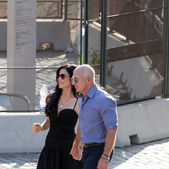 Jeff Bezos et sa compagne Lauren Sanchez vont visiter le Colisée à Rome puis déjeunent en face au restaurant The Court le 15 octobre 2022. Backgrid UK/ Bestimage