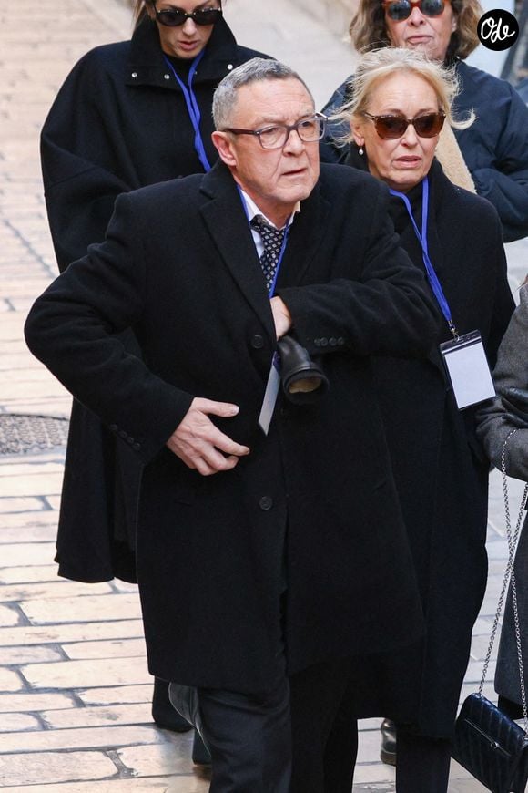 Nicolas Charrier, fils de Brigitte Bardot, Théa Charrier, petite-fille de Brigitte Bardot) et les membres de sa famille arrivant à l'église Notre-Dame de l'Assomption, pour la cérémonie funéraire de l'actrice française Brigitte Bardot, à Saint-Tropez, dans le sud-est de la France, le 7 janvier 2026. Photo de Raphaël Lafargue/ABACAPRESS.COM