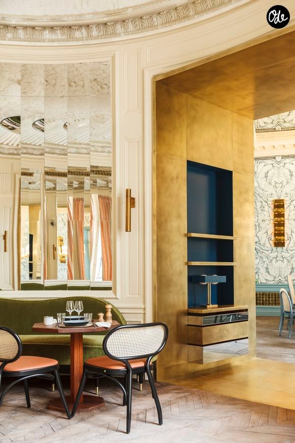 Installé dans un somptueux hôtel particulier Art nouveau du IXe arrondissement, BB Blanche marie gastronomie et décor théâtral au cœur d'une adresse historique réinventée avec élégance.