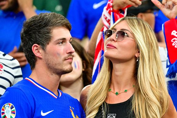 Dylan Deschamps et sa fiancée Mathilde Cappelaere dans les tribunes de la demi-finale du Championnat d'Europe de football (Euro 2024) entre l'Espagne et la France (2-1) à Munich, Allemagne, le 9 juillet 2024. © Bestimage