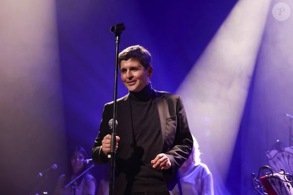 Enrico Macias et Thomas Sotto  - Concert d’Enrico Macias pour sa tournée La Fête Continue ! dans la salle de spectacle Le Dôme de Paris - Palais des Sports à Paris, France, le 15 mars 2025. © Jack Tribeca/Bestimage