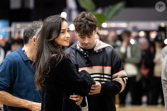 Le pilote Charles Leclerc et sa compagne Alexandra Saint Mleux font un passage au salon Rétromobile 2024 à Paris le 3 février 2024. © Dppi / Panoramic / Bestimage