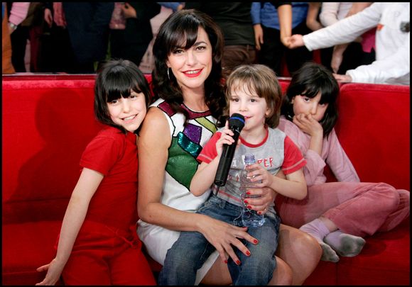 Lio et son fils Diego et ses filles Garance et Léa, lors de l'enregistrement de l'émission "Vivement dimanche". © Guillaume Gaffiot/Bestimage