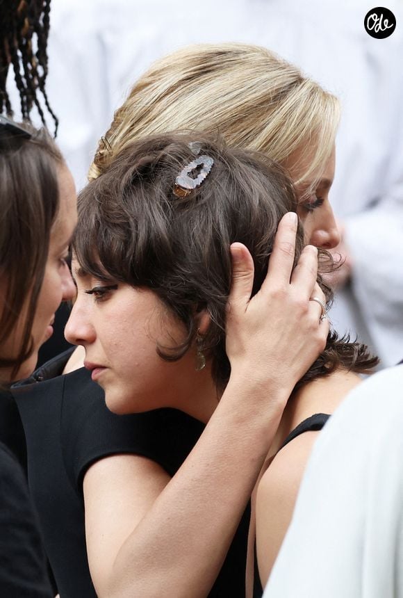 Ninon Ardisson, Audrey Crespo-Mara - Sorties des obsèques de Thierry Ardisson en l’église Saint-Roch de Paris, le 17 juillet 2025. 

© Clovis-Jacovides/Bestimage
