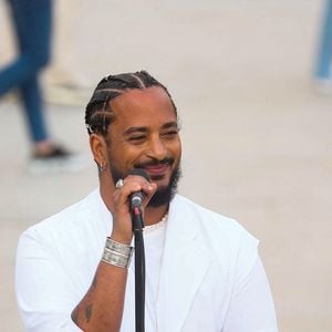 Exclusif - Slimane interprète sa nouvelle chanson "Résister" sur le parvis de Notre-Dame à Paris. Le 6 juin 2024. 
© Christophe Clovis / Bestimage