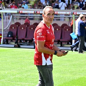 Nikos Aliagas lors du match de football caritatif au stade Louis II de Monaco opposant les Barbagiuans aux pilotes de l'équipe Nazionale Piloti dans le cadre de la "Racing Stars Football Cup" le 3 juin 2026.
© Bruno Bebert / Bestimage