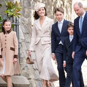 Cette année, le roi Charles III et la reine Camilla ont célébré les festivités entourant Pâques dans une ambiance familiale

Le prince William, prince de Galles, et Catherine (Kate) Middleton, princesse de Galles, avec leurs enfants, le prince George de Galles, la princesse Charlotte de Galles, et le prince Louis de Galles - Les membres de la famille royale britannique assistent à l'office de Pâques à la chapelle Saint-Georges du château de Windsor, Royaume Uni. © GoffPhotos/Bestimage