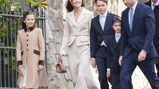 La princesse Charlotte, copie conforme de Kate Middleton à l’Office de Pâques : son petit sac à 285 euros est déjà incontournable